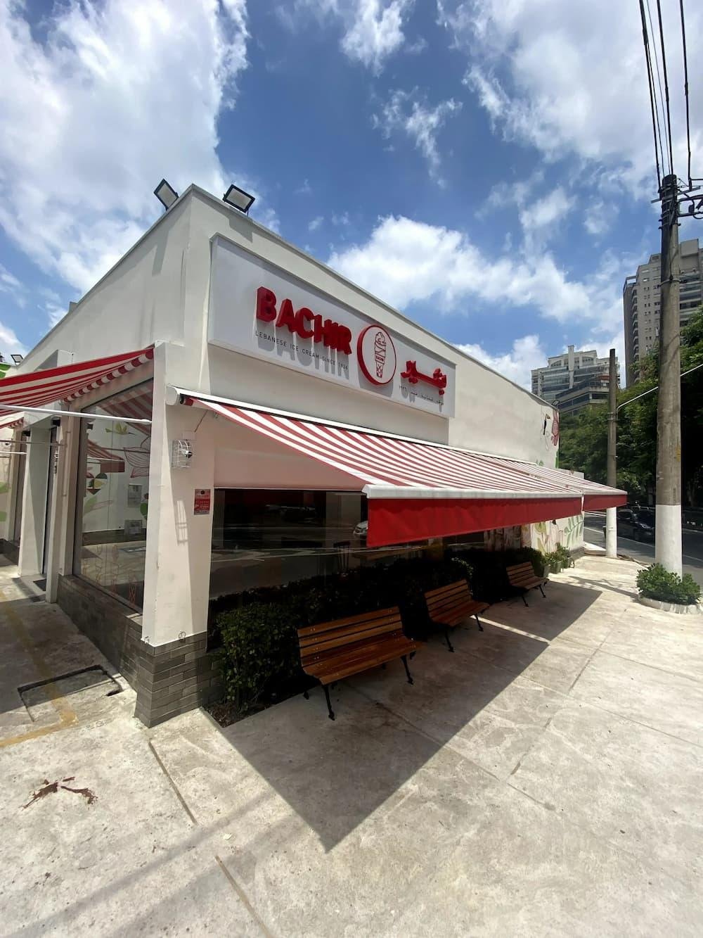 Toldos articulados: versatilidade e elegância